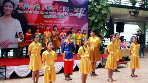 Triển lãm tranh “Em vẽ niềm tin - 2012”